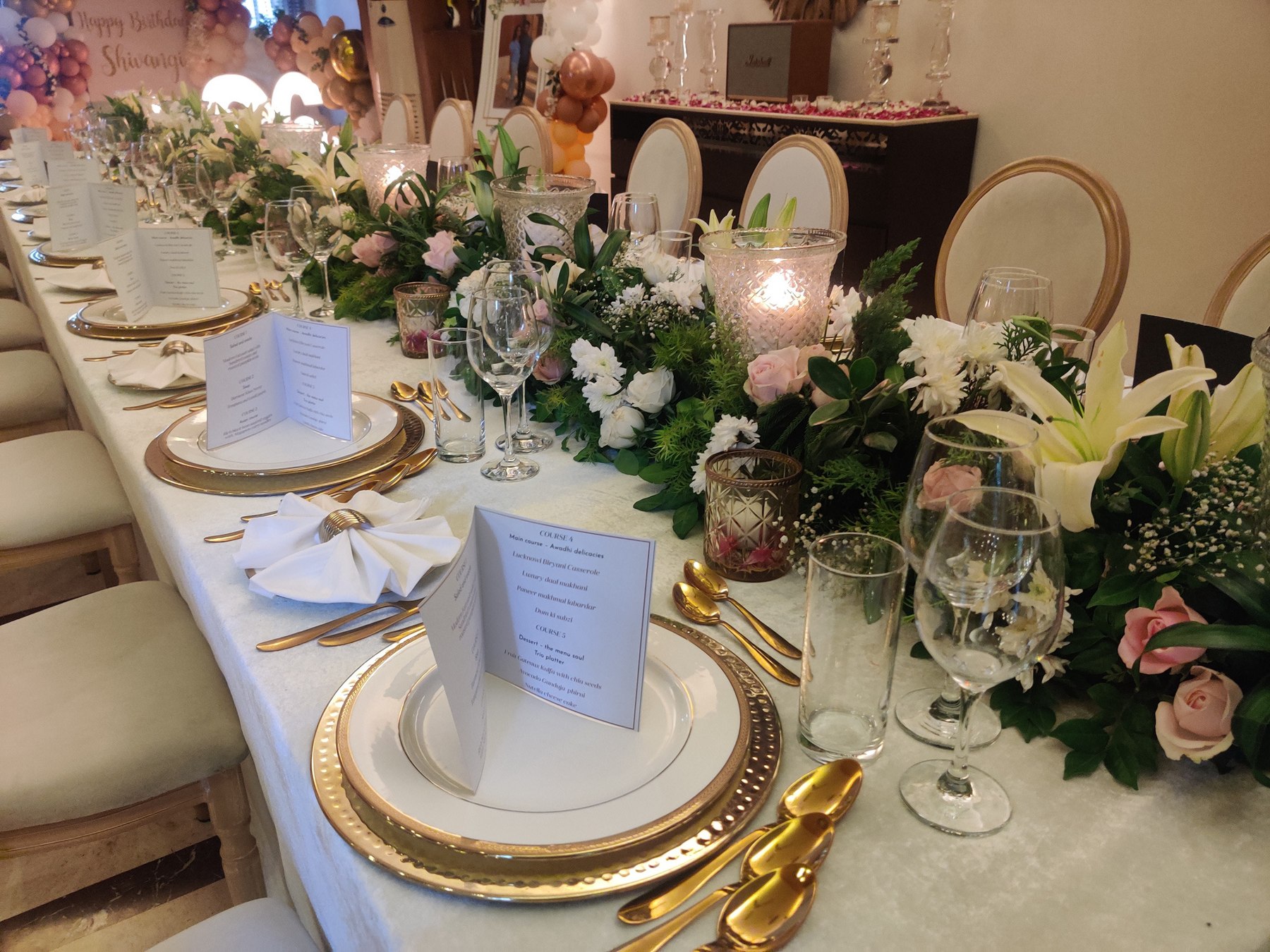 Elegant celebration table from the Royex magazine